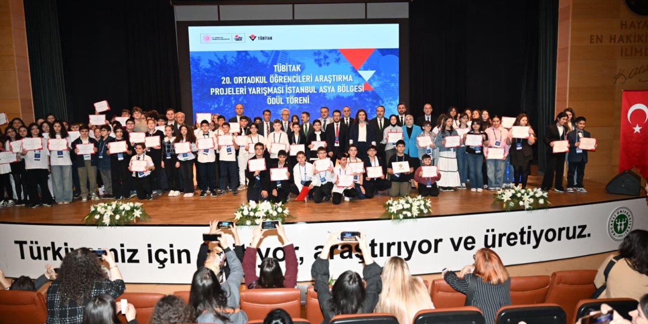 Vali Aktaş, Ödül Törenine Katıldı