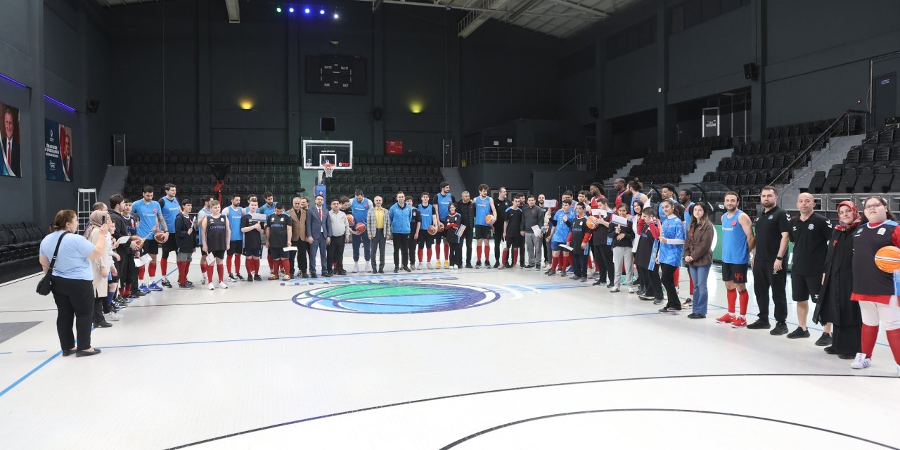 Özel bireyler ve basketbolcular potada buluştu