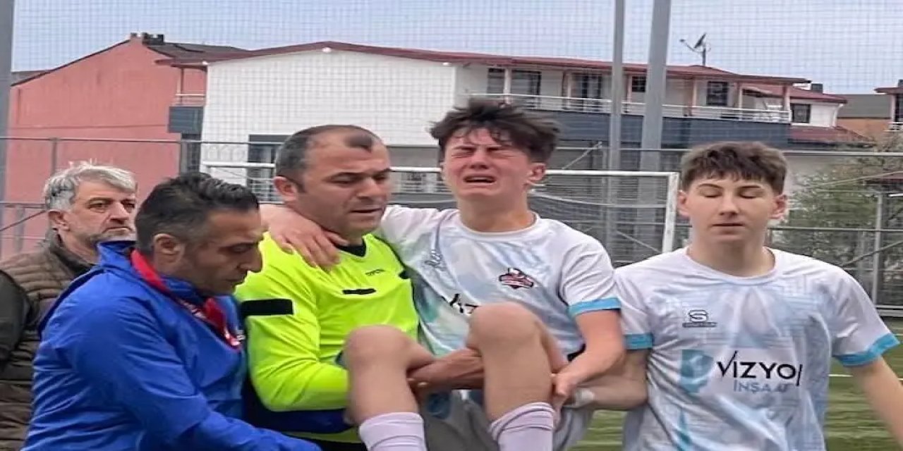 Sakatlanan futbolcuyu maçın  hakemi kucağında taşıdı