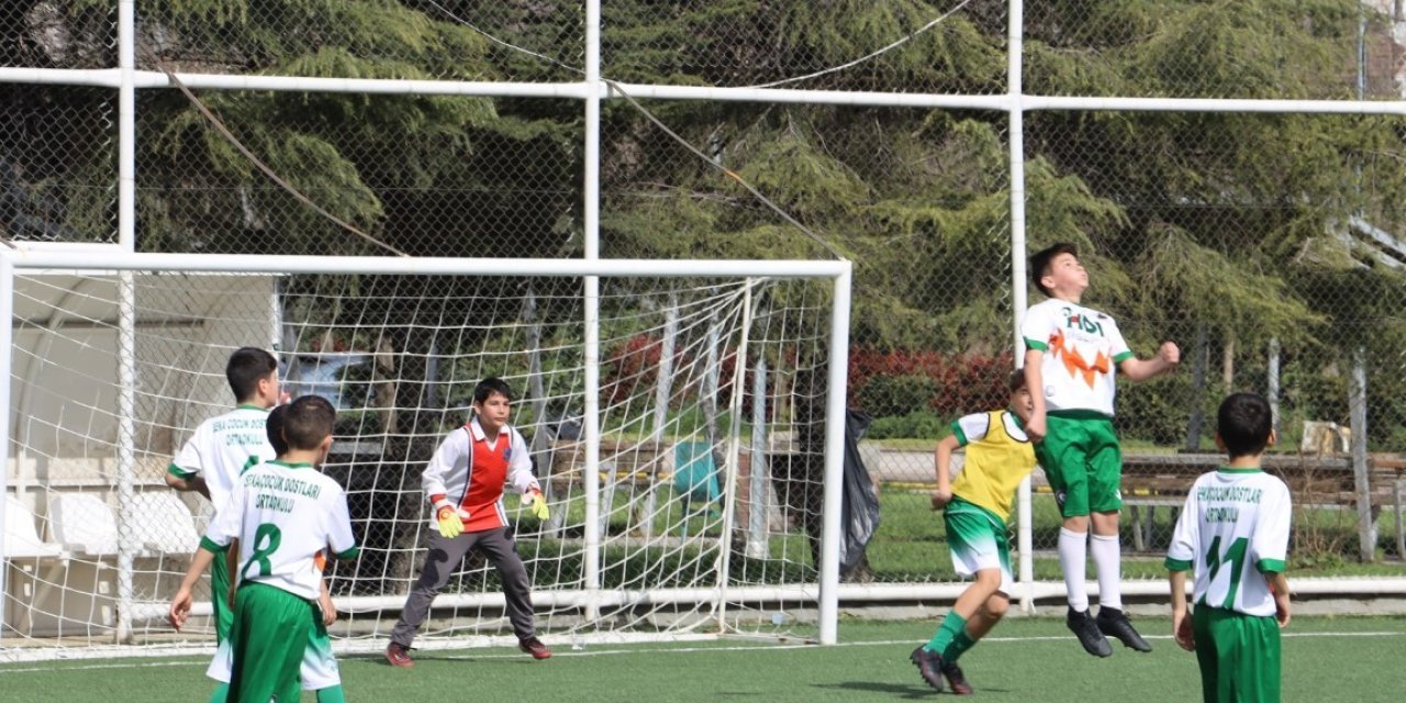 Turnuvanın şampiyonu  Atatürk Ortaokulu oldu