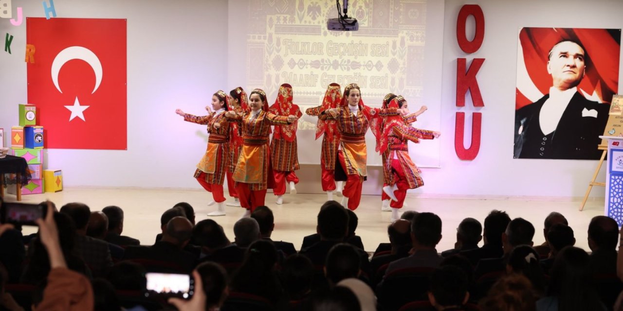 Derince'de Kitapların  Işığı Sahneyi Aydınlattı