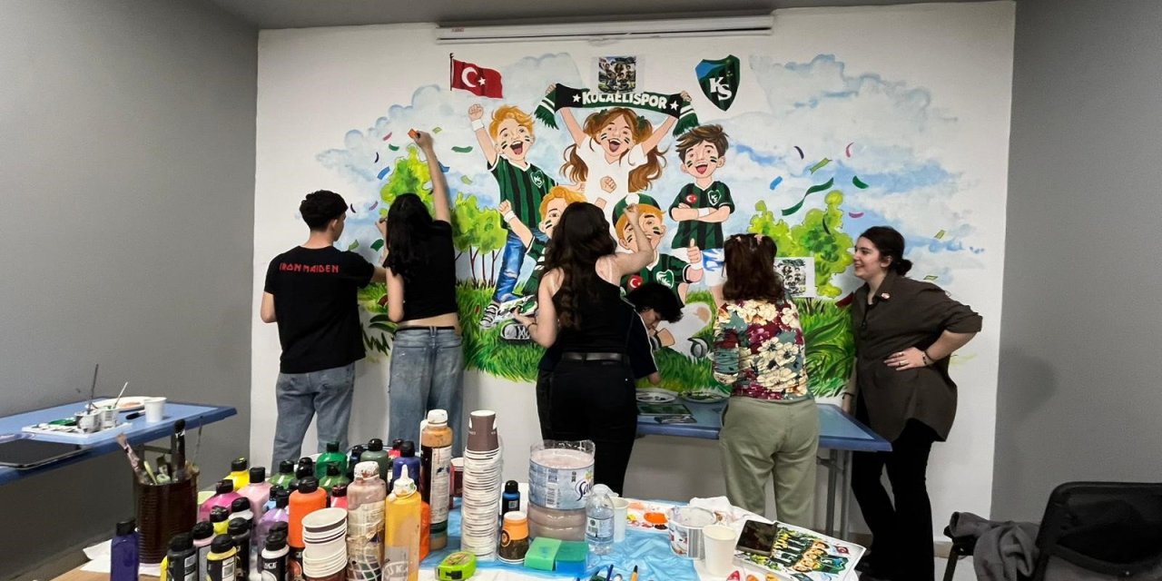 Liseli öğrencilerden Kocaelispor'a özel duvar resmi