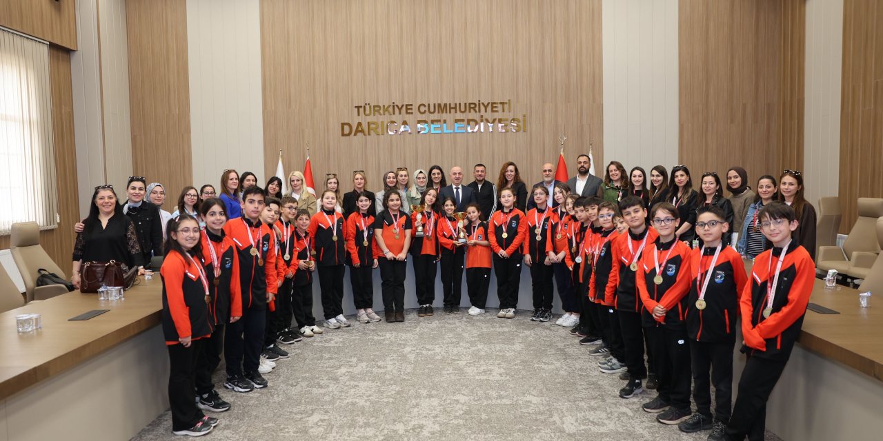 Darıca’nın halk oyunları ekibi il birincisi oldu