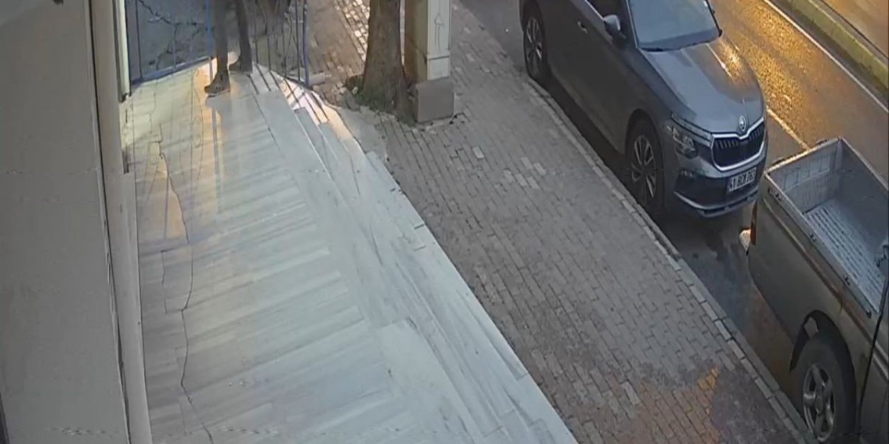 4 araca çarptı, hızını  alamayıp markete daldı