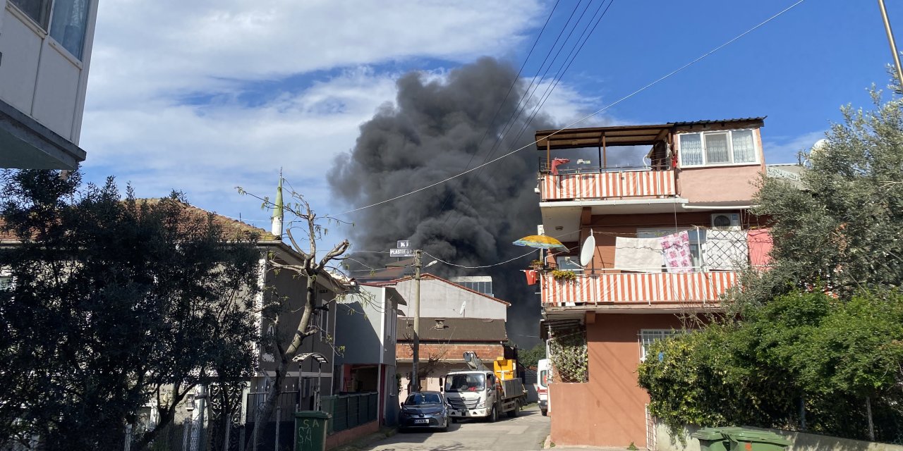 Kocaeli'deki fabrika alevlere teslim oldu
