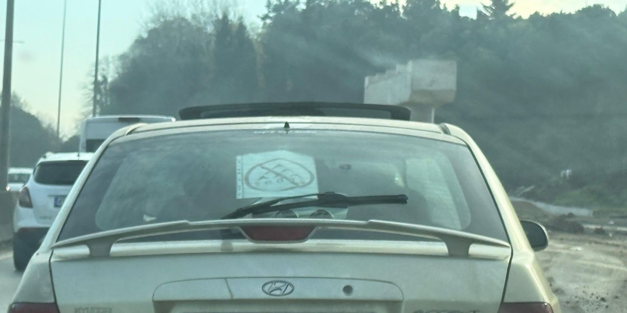 Trafikte ilginç protesto!