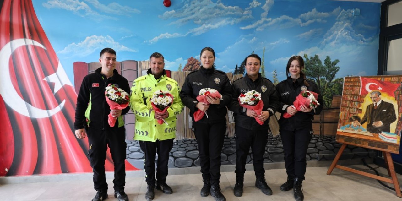 Kartepe Kütüphanesi’nde Anlamlı Polis Haftası Kutlaması