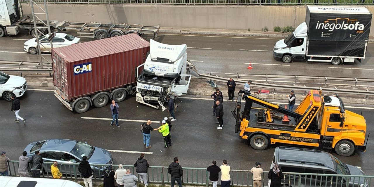 Tır makaslayarak karşı şeride geçti