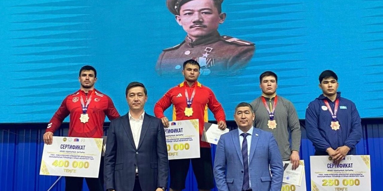 Muhittin Emre Helvacı’dan gümüş madalya