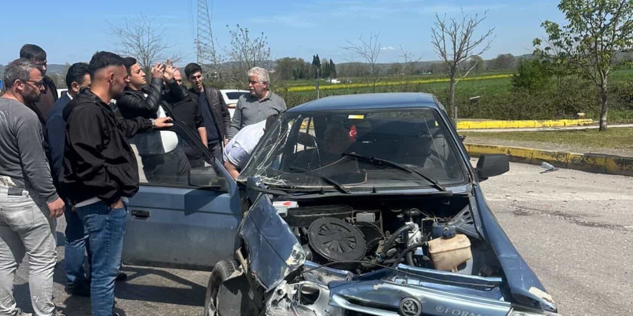 Otomobil ile otobüs çarpıştı: 1 yaralı