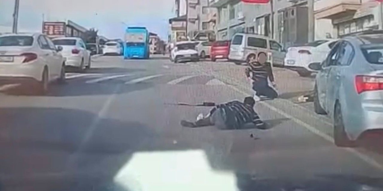 Direksiyonda uyudu, kaldırımdaki yayalara çarptı