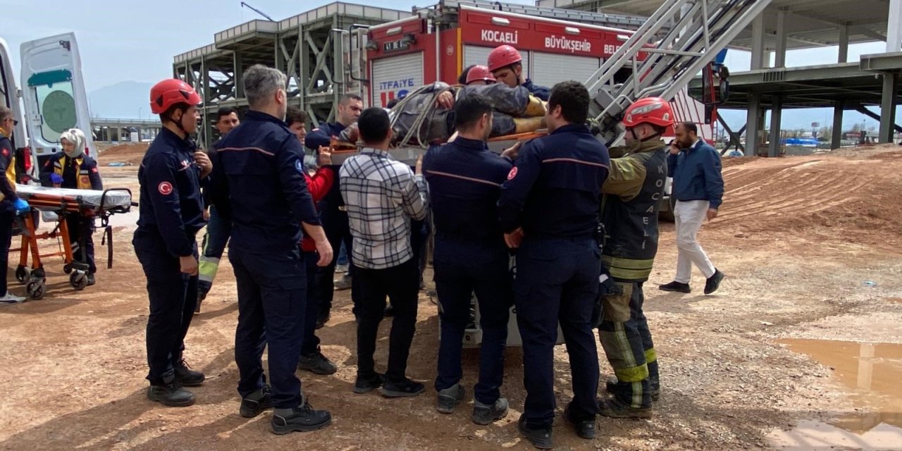 Beton perdah makinesinin  çarptığı işçi ağır yaralandı