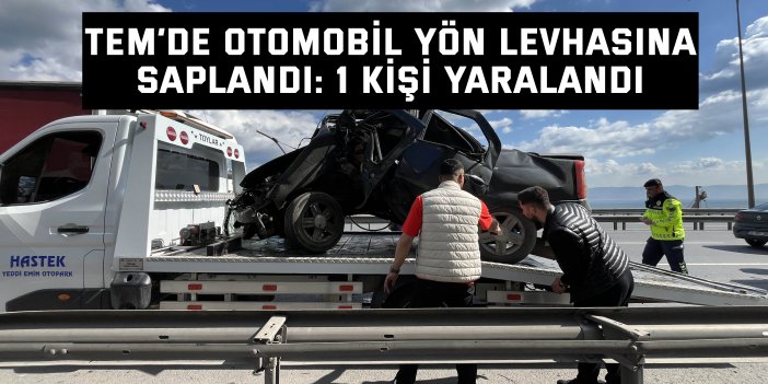 TEM’de otomobil yön levhasına saplandı: 1 kişi yaralandı