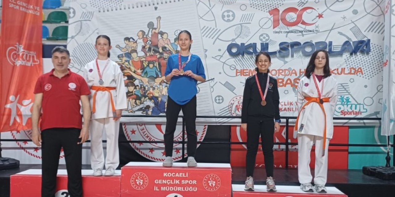 Karateci Yıldızlardan Madalya Yağmuru