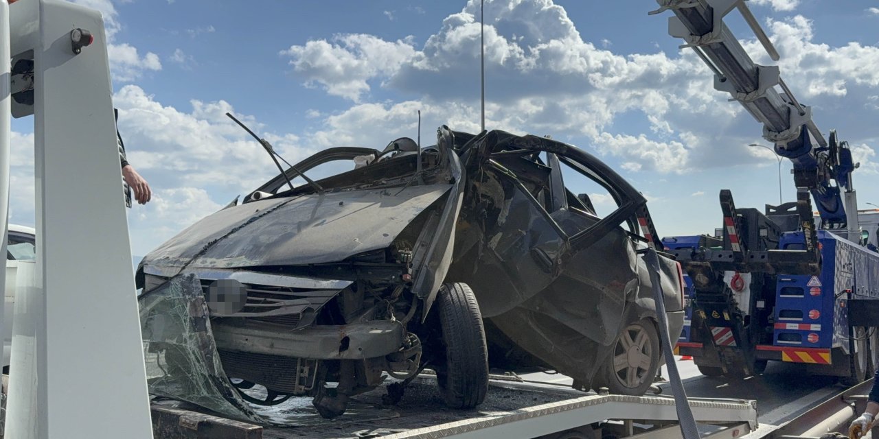 TEM’de otomobil yön  levhasına saplandı