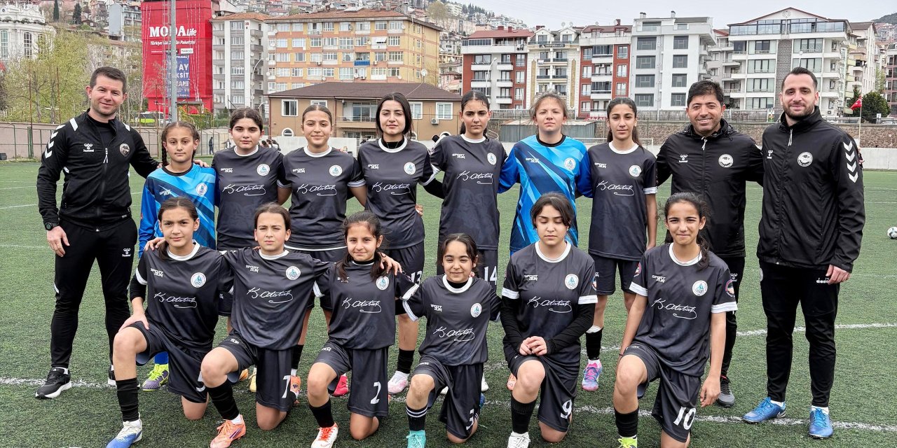 Kız futbol takımlarından çifte galibiyet