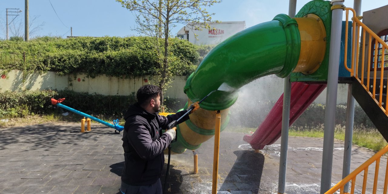 Çayırova’daki parkların oyun grupları yıkanıyor