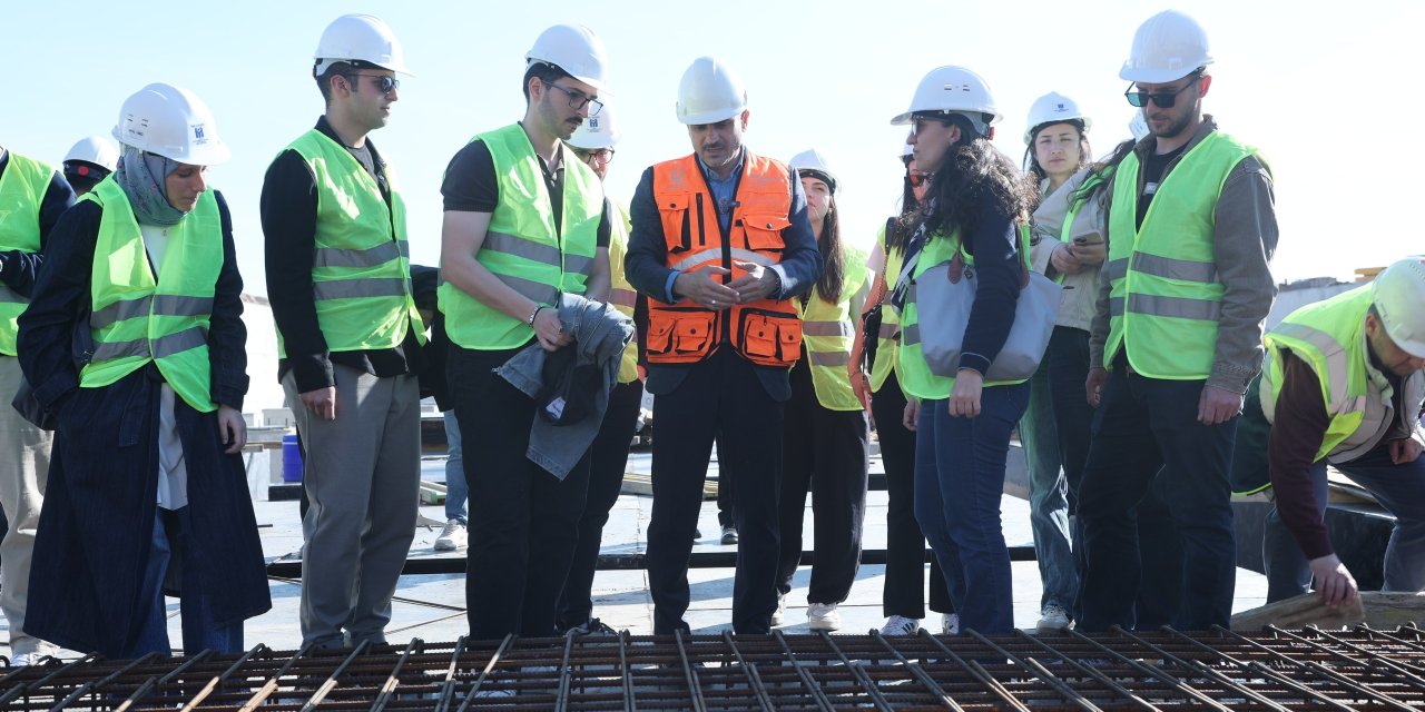 Çiftçi, hastane inşaatını  GTÜ’lü öğrencilerle inceledi