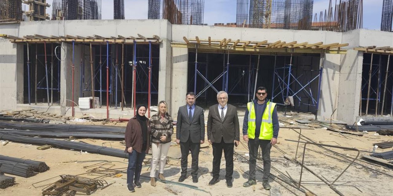 Hastane İnşaat Sahasında İncelemelerde Bulundu