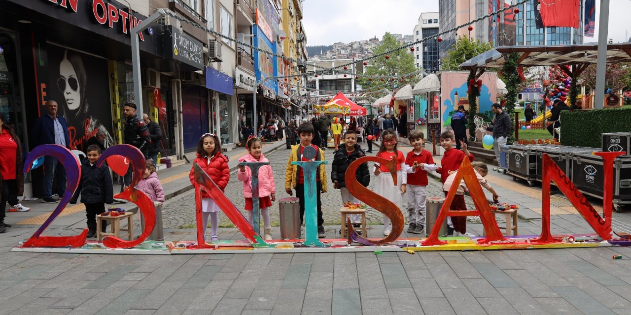 Belediye önü çocuklarla şenlendi