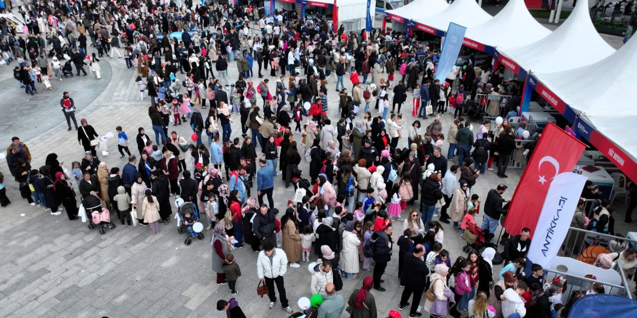 Milli İrade Meydanı çocuklarla dolup taştı