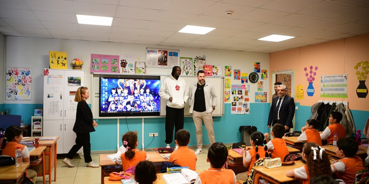 Şampiyon dev adamlar öğrencilerle bir araya geldi