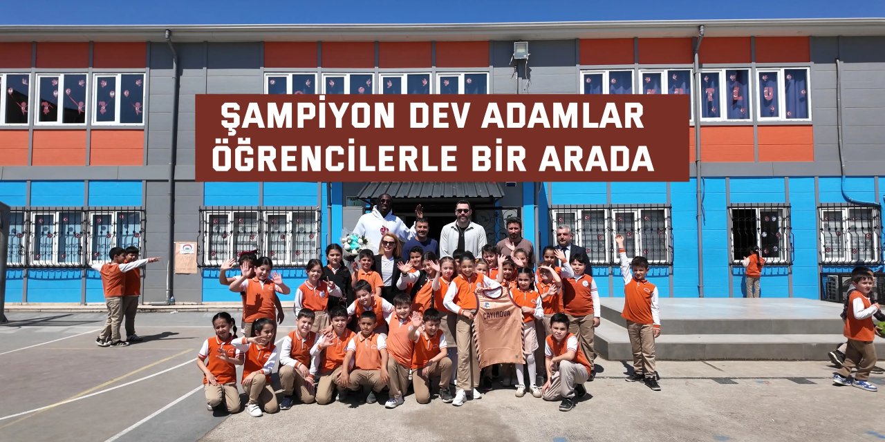 Şampiyon dev adamlar öğrencilerle bir arada