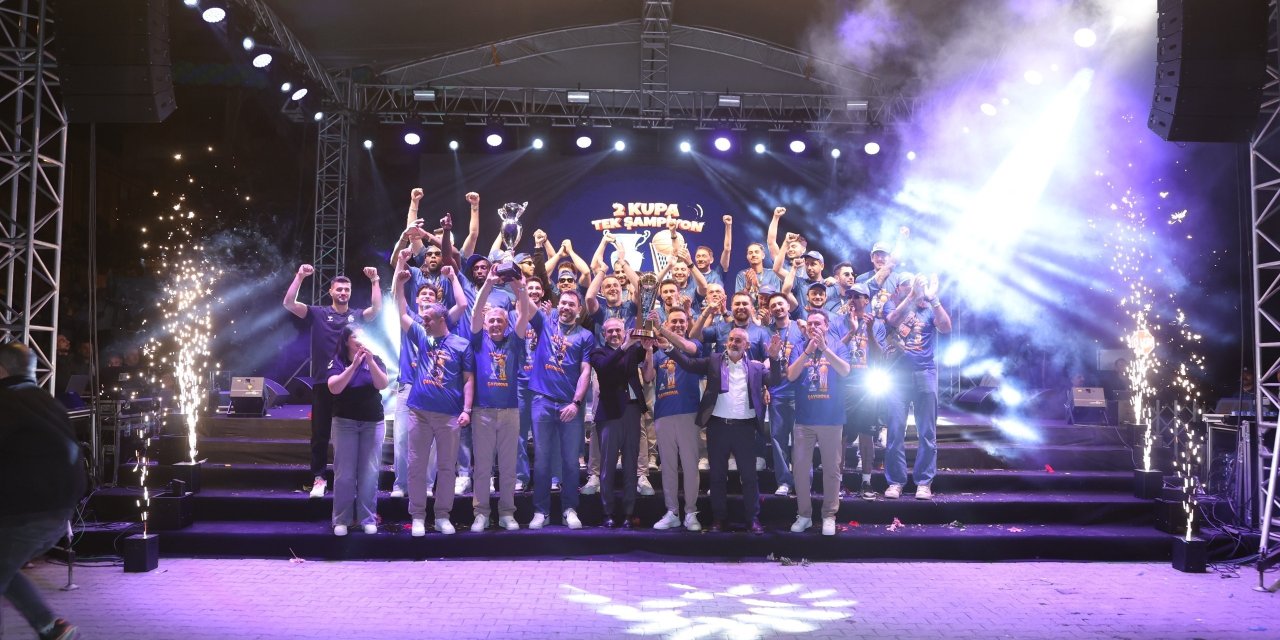 Basketbol Süper Ligi'ne yükselen Çayırova Belediyesi'nde şampiyonluk coşkusu