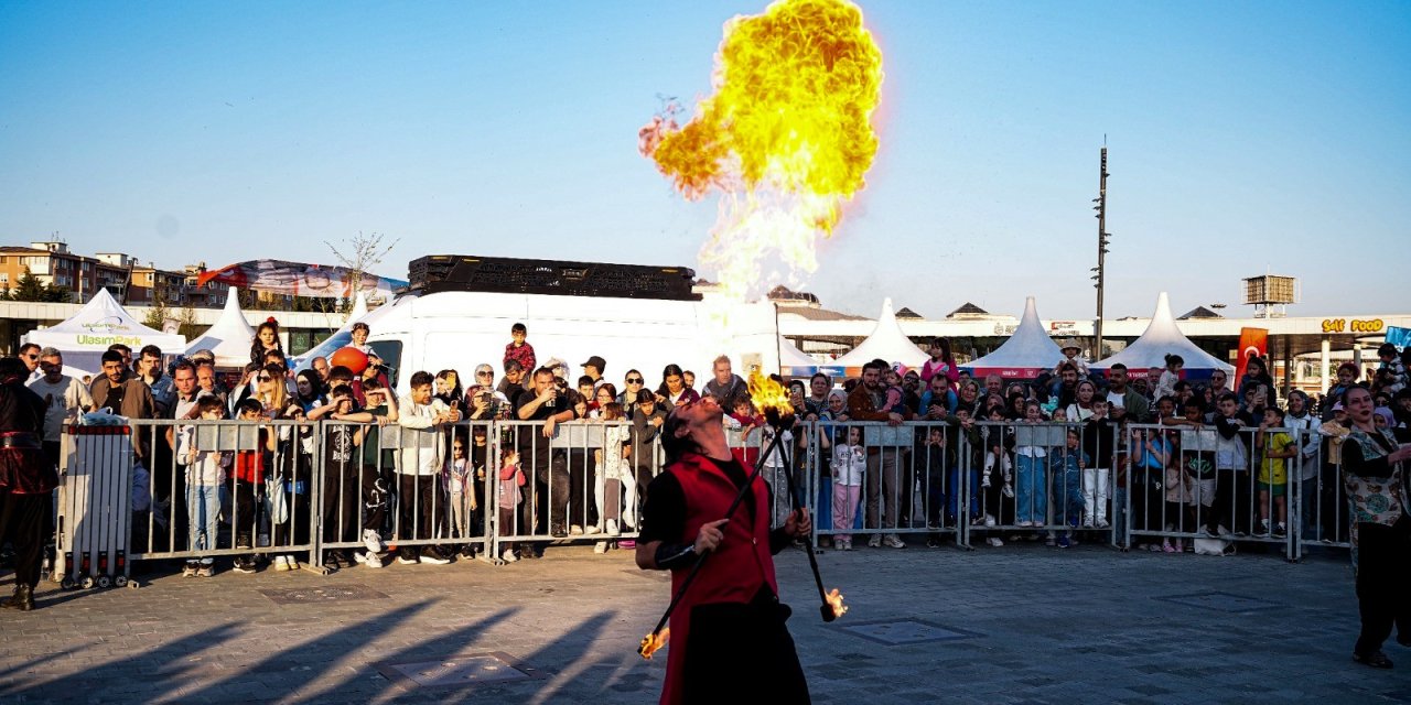 Havada uçan alevler hayranlıkla izlendi