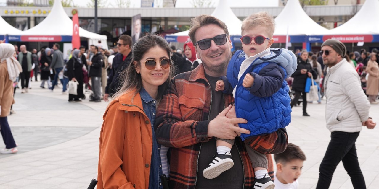 Çocuklar neşeli, anne ve babalar mutlu