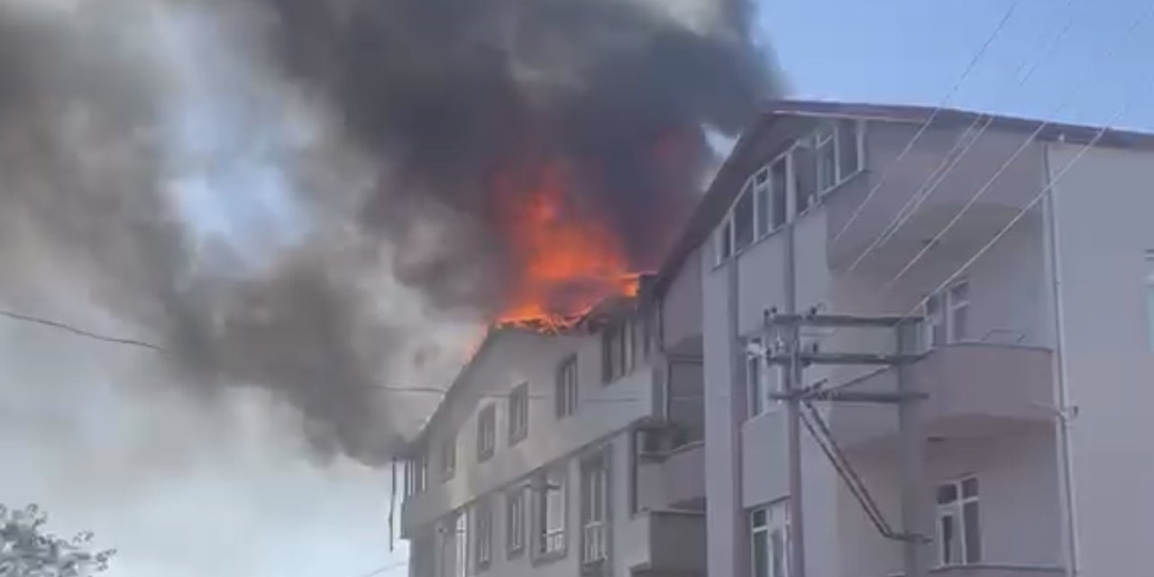 Tadilatta olan binanın çatısı yandı