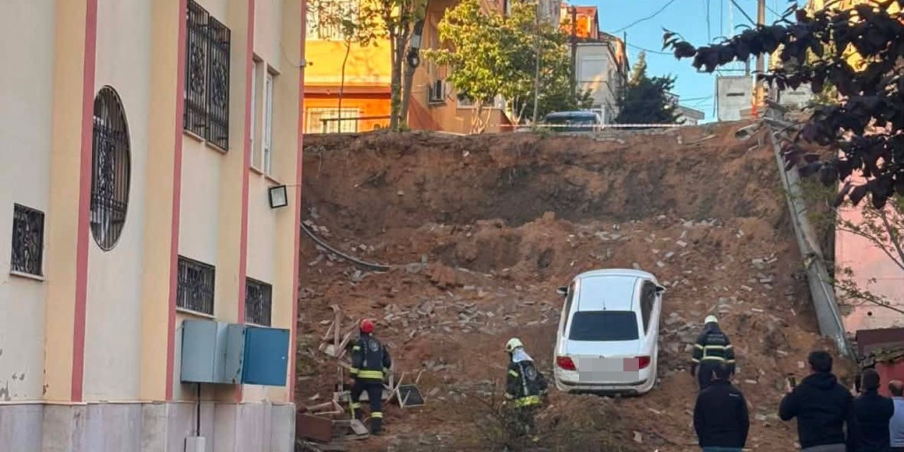 Otomobil okul bahçesine düştü