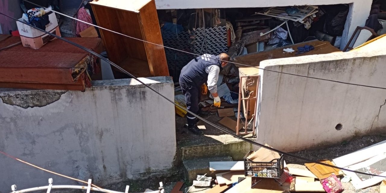 İzmit Belediyesinden çöp eve müdahale