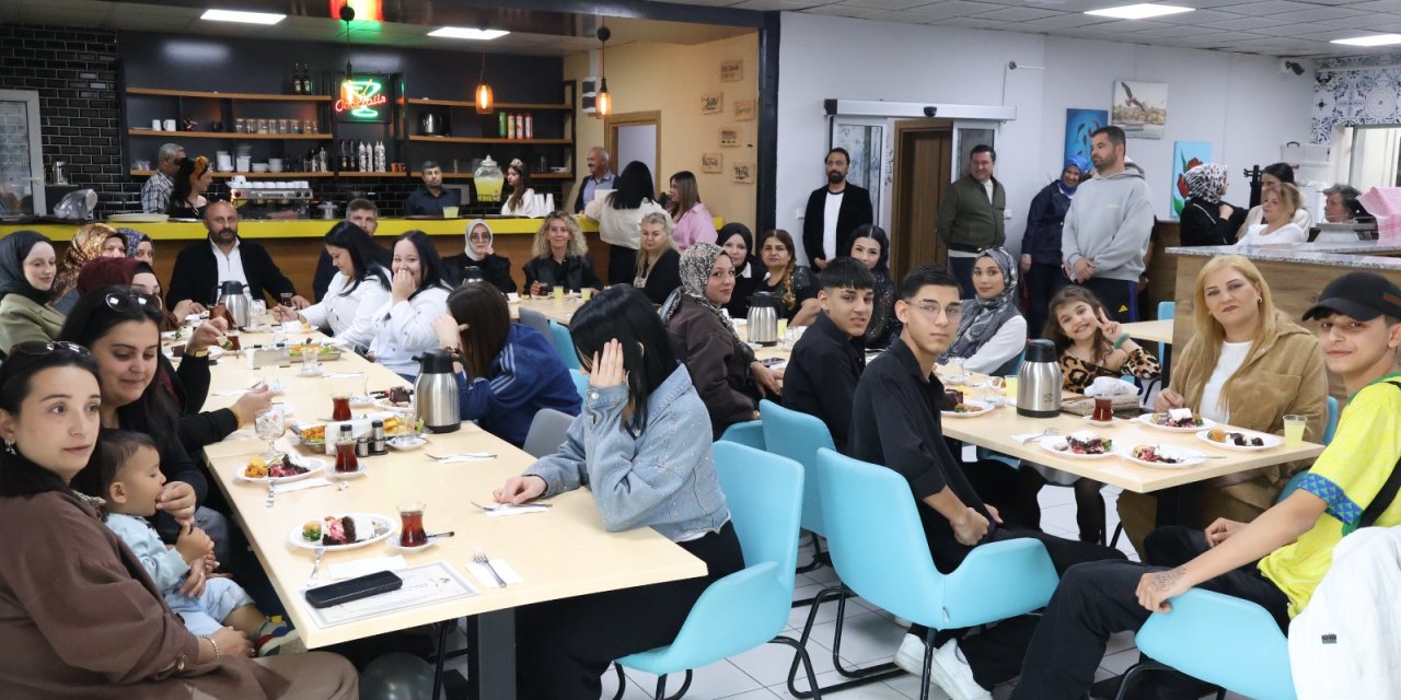 Beyaz Kalpler, mezunlarını mesleğe uğurladı