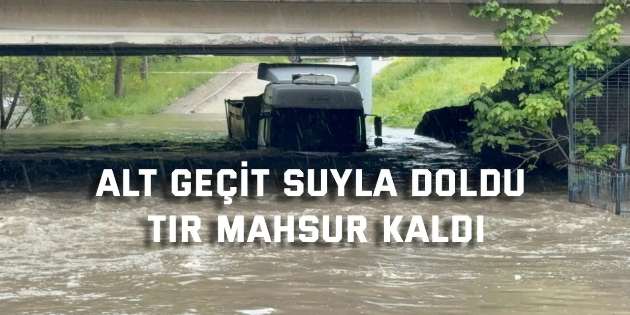 Alt geçit suyla doldu, tır mahsur kaldı