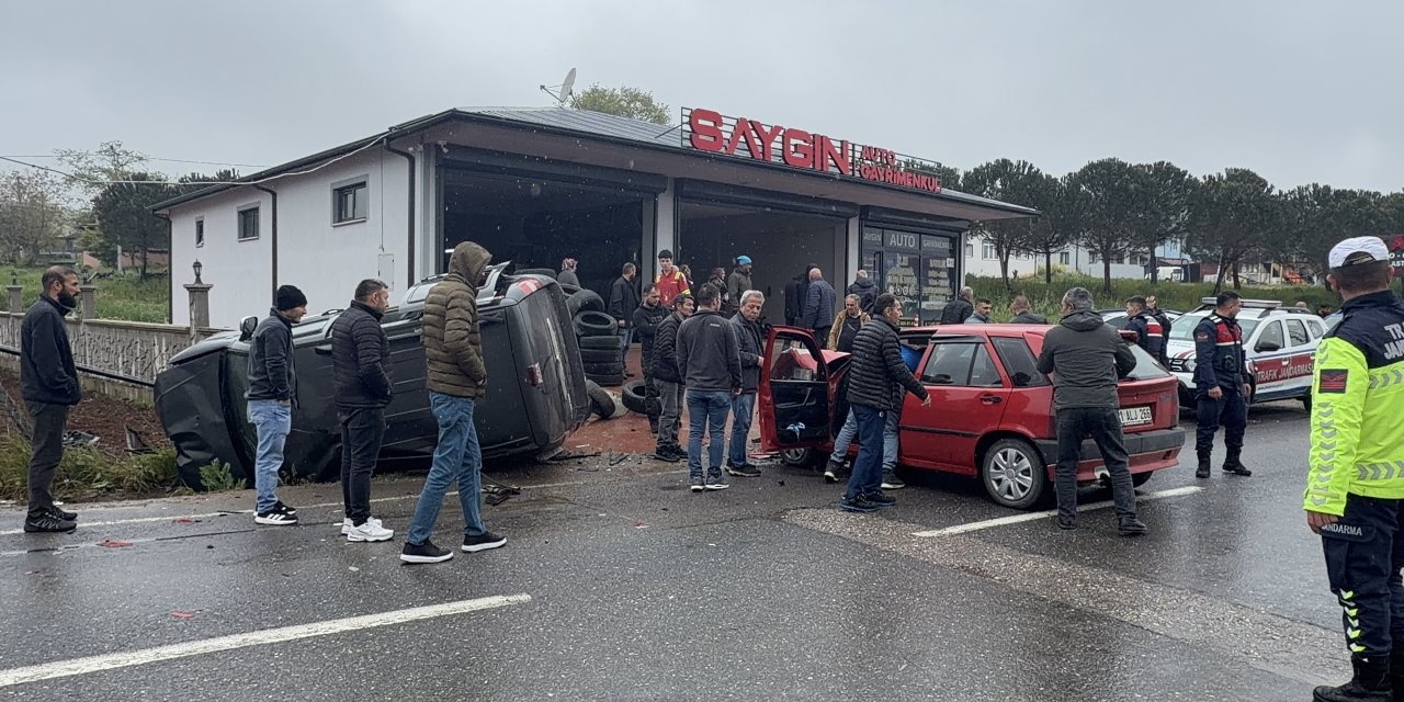 Ticari araç evin duvarını yıktı, 1 yaralı