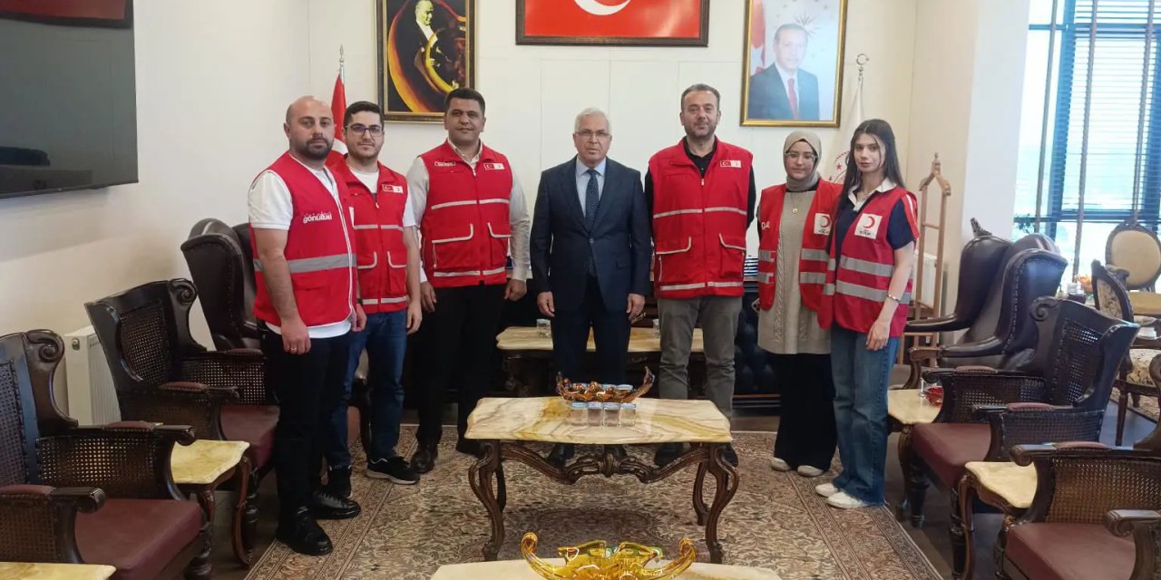 Kaymakam Dönmez’den Kızılay’a Kurban Bağışı