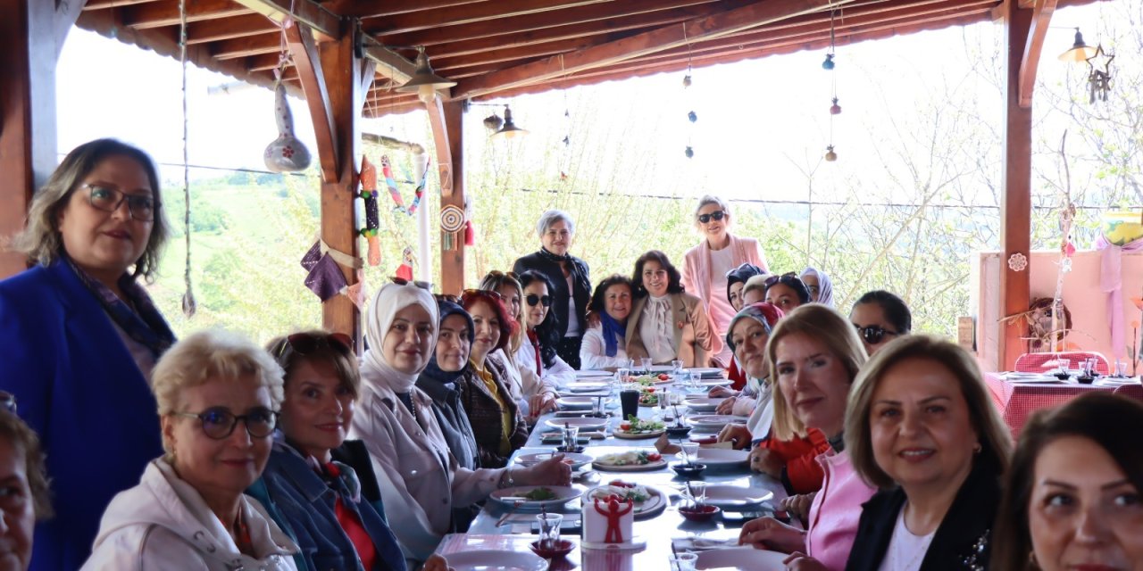 Kadın muhtarlara Anneler Günü kahvaltısı
