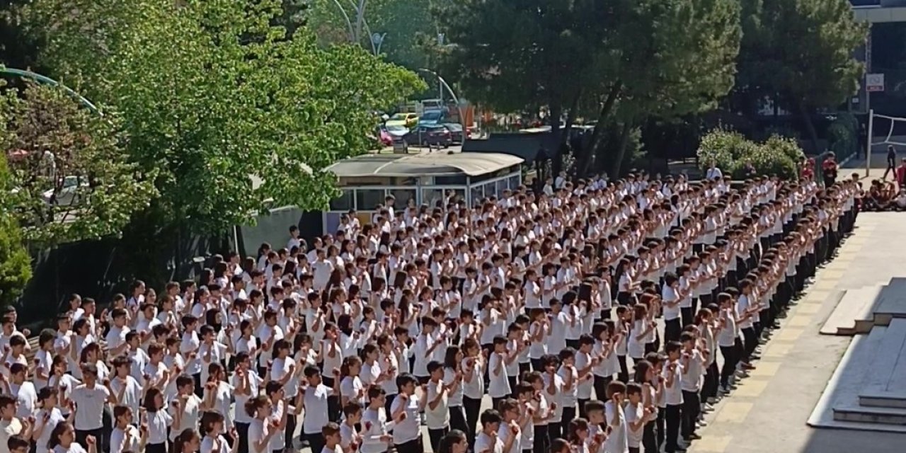 537 öğrenciden dev kaşık oyunu koreografisi