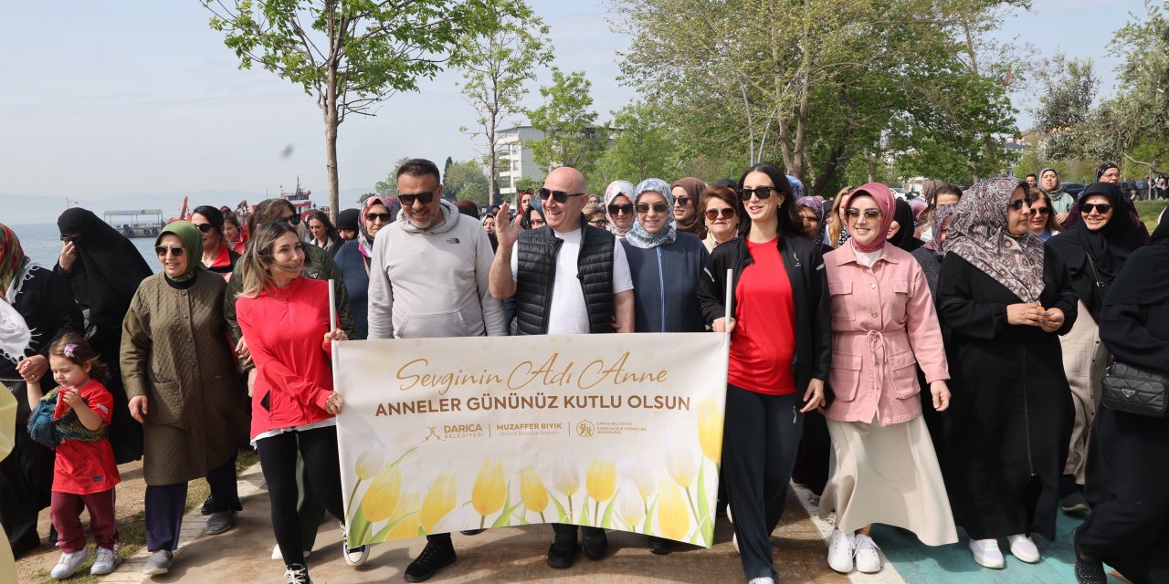 Anneler gününde Darıca’da anlamlı yürüyüş