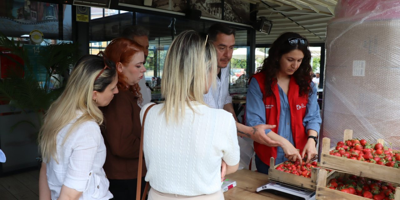 Çilek Köyü’nün taze çilekleri Gülümse Kafe’de
