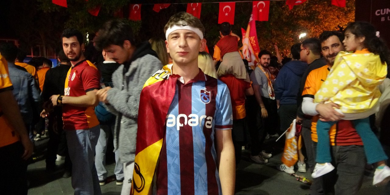 Trabzonlu taraftar Galatasaray'ın şampiyonluk kutlamasına katıldı