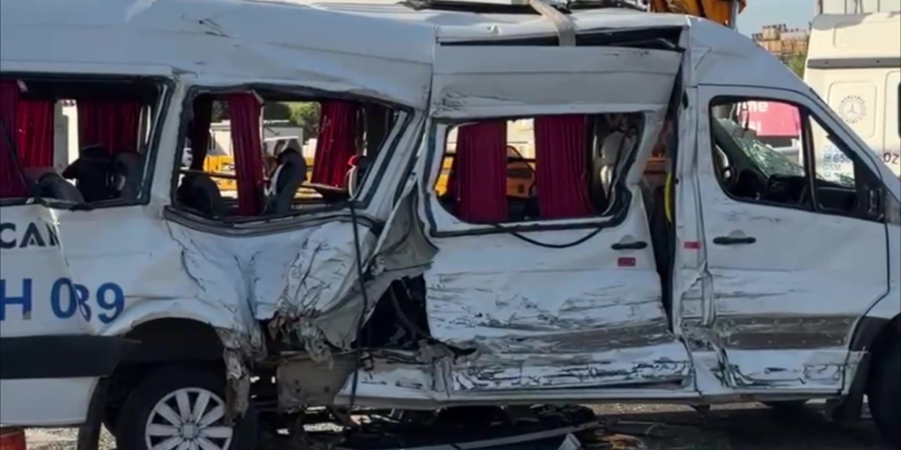 Tırla çarpışan işçi servisi devrildi: 8 yaralı