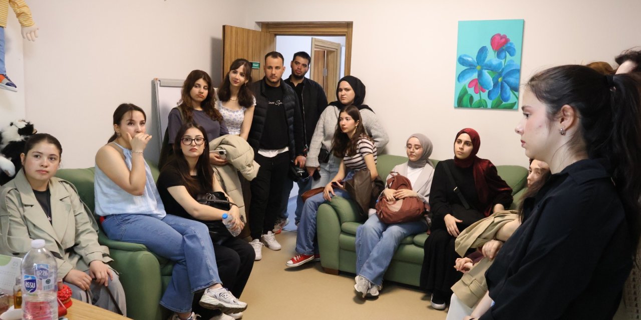 Üniversiteliler, Beyaz Kalpler’de ders işledi