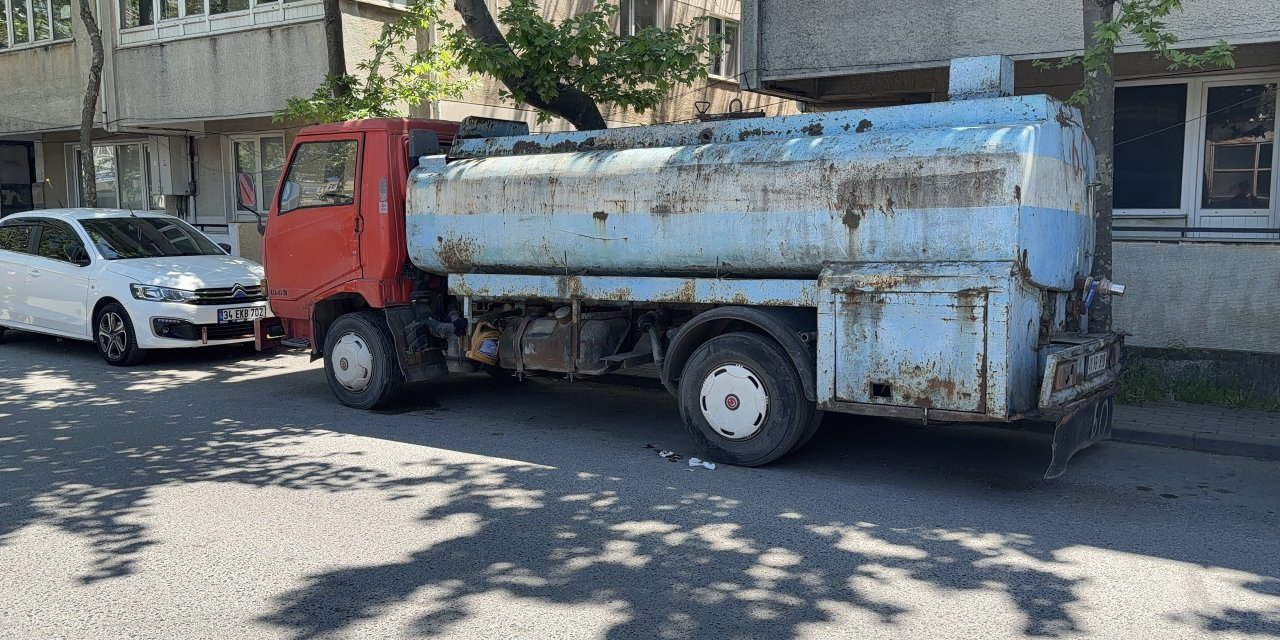 Park halindeki su tankerine çarptı