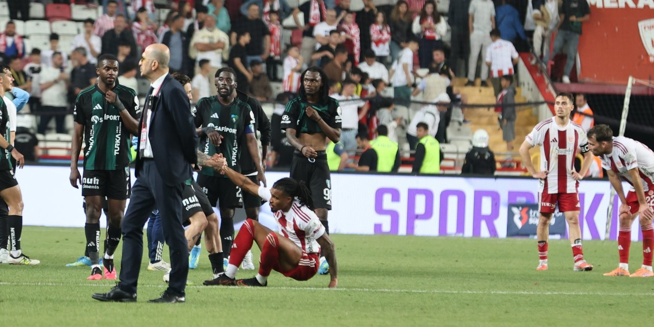 TRENDYOL SÜPER LİG:    Antalyaspor: 1 - Kocaelispor: 0