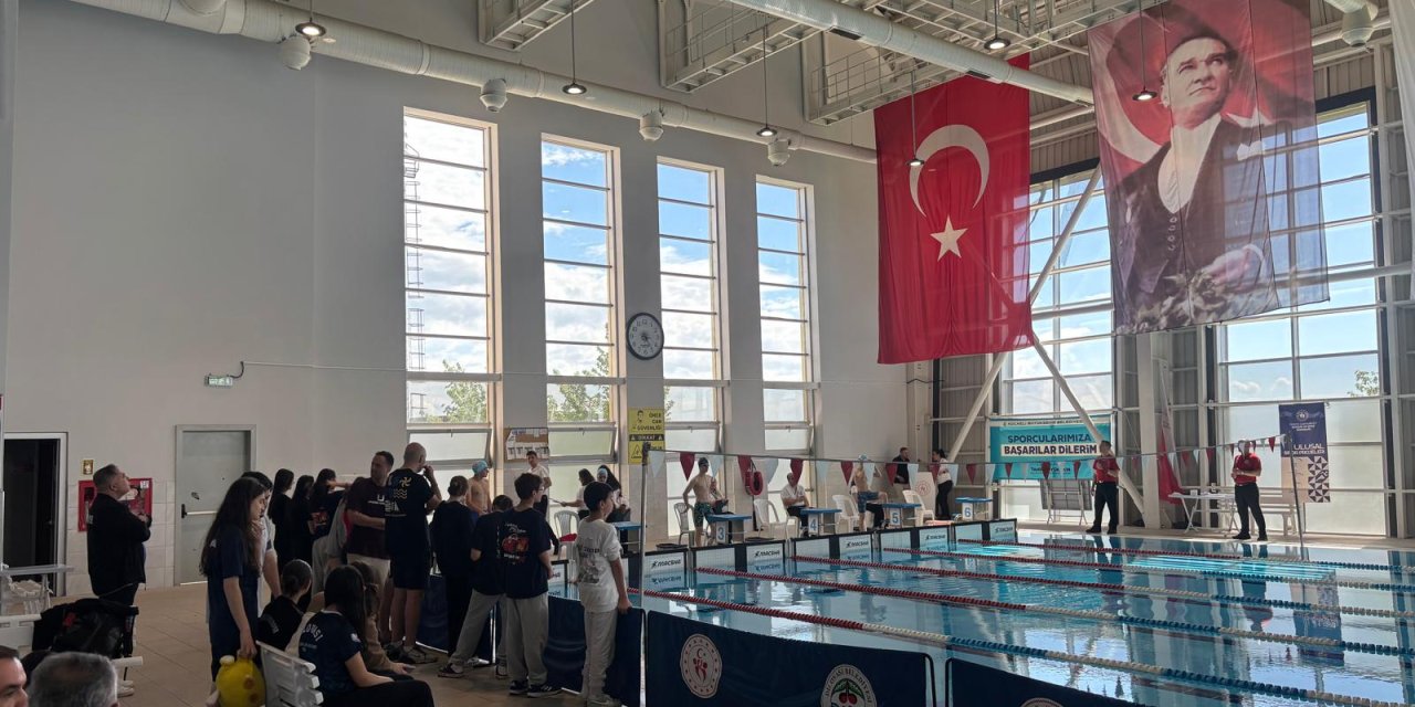 19 Mayıs Coşkusu Dilovası Yüzme Havuzu’nda Yaşandı