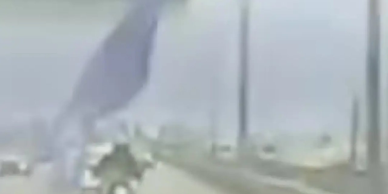 Köprüden sarkan reklam afişi motosikletliyi savurdu