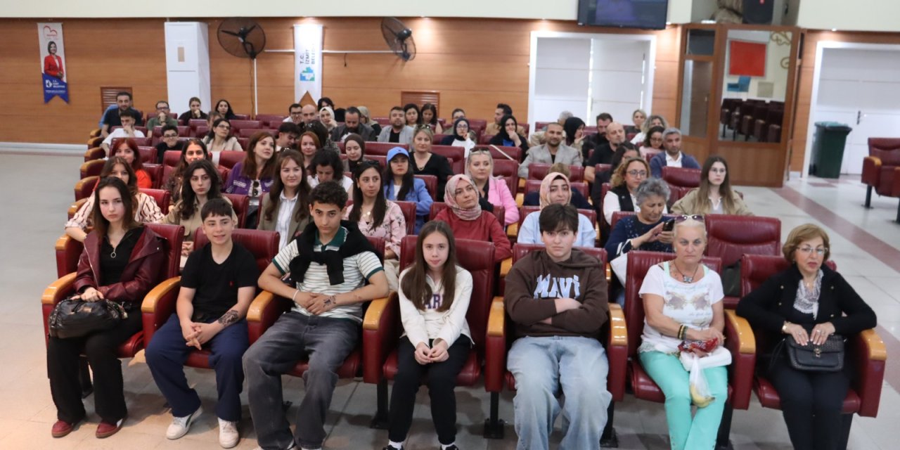 İzmit’te gençler yapay zeka ve eğitimin geleceğini konuştu