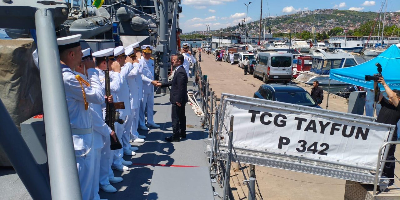 Vali Aktaş, TCG Tayfun  Hücumbotu’nu Ziyaret Etti